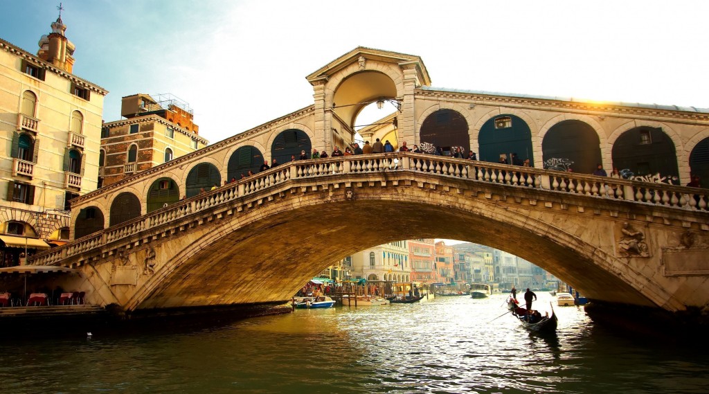 The famous Rialto Bridge in Venice